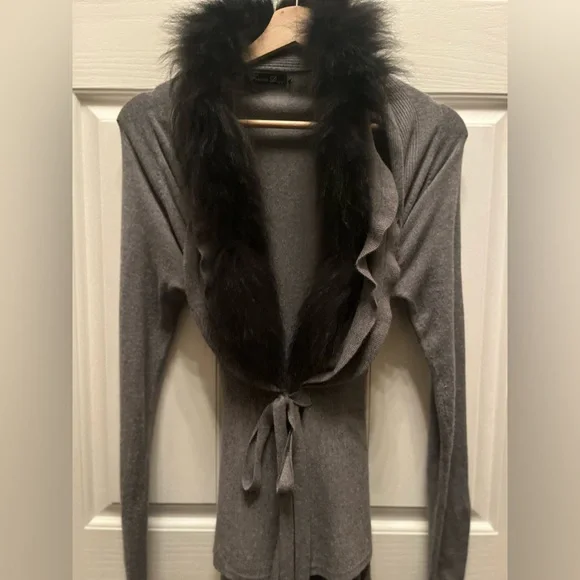 FRANCO D WOMEN'S GRAY RUFFLE FRONT CARDIGAN WITH DETACHABLE FAUX FUR- SM/MED - Picture 4 of 7